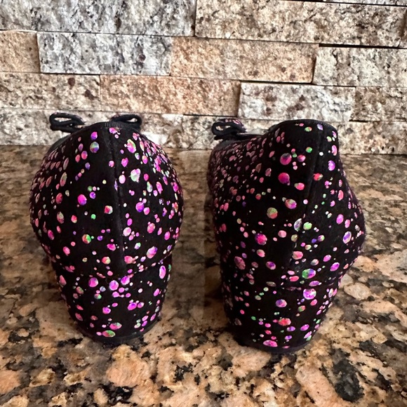 Salvatore Ferragamo Women's Vara Multicolor Paint Splatter Low Heel Pumps - Picture 7 of 10